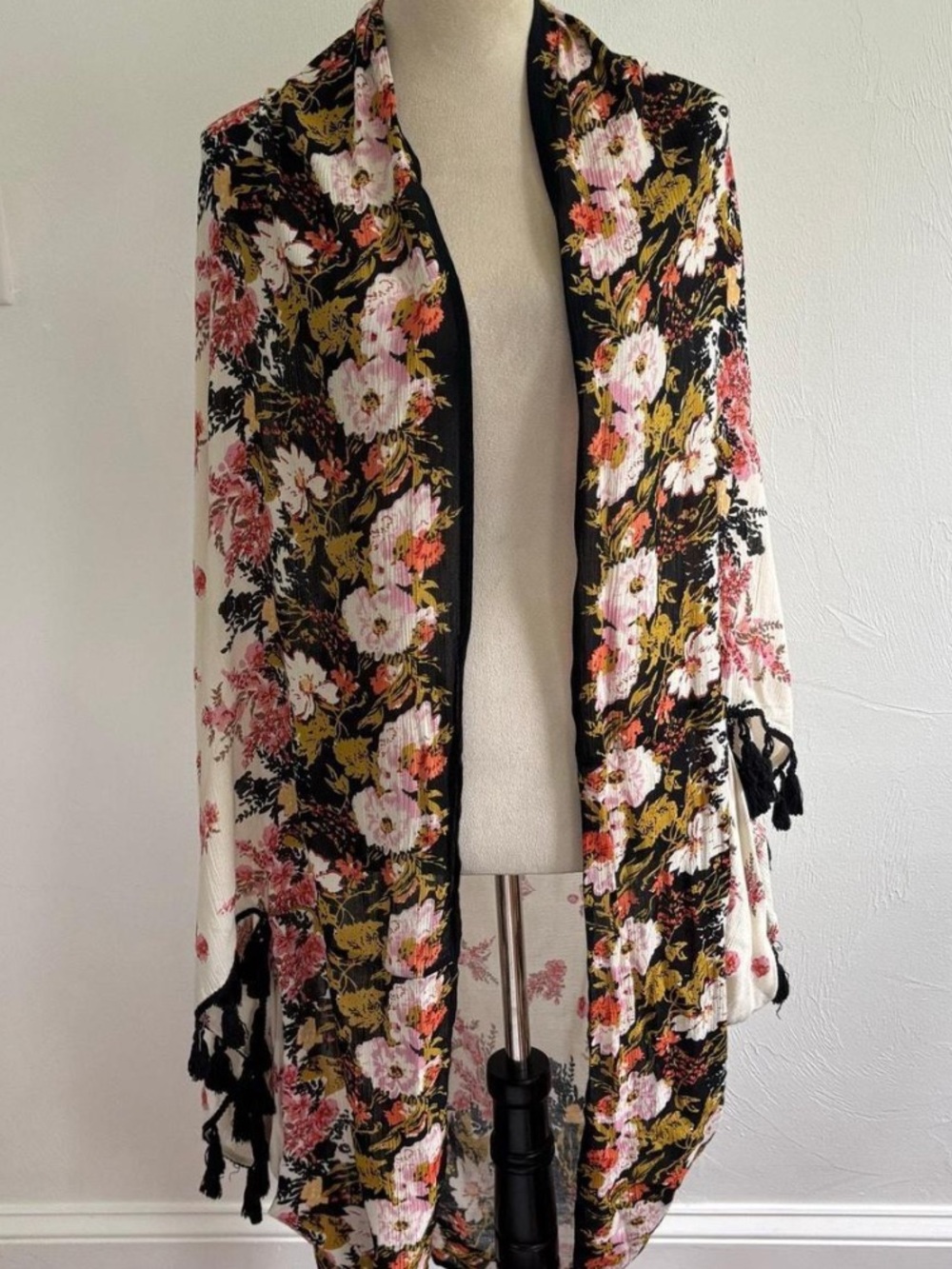 ❤️… Free People Bali Tassel Blooms Floral Print Open-Front Kimono